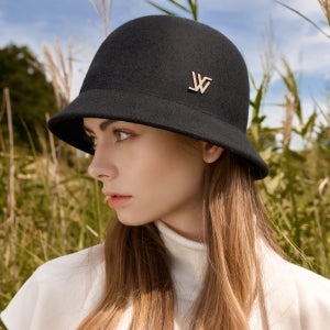 [화이트샌즈 페도라] 모던 클로슈 햇 사틴 골드 로고 타입 109L 블랙