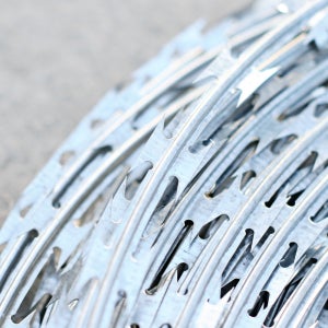 윤형압착철조망 60cmX12M 방범 원형 큰칼날 울타리 철망 멧돼지 퇴치 보안 군대철망