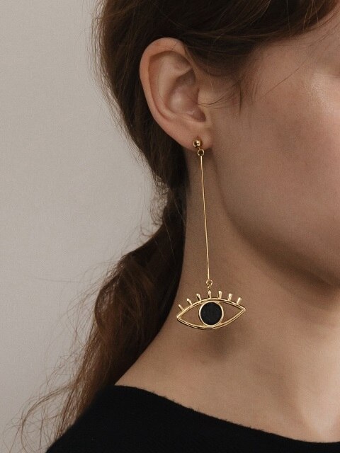 [컨템포에이치] black serpentine mismatched eye earrings
