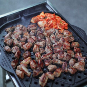 꾸버스 바베큐 불판 숯불 직화 불쇼방지 삼겹살 고기 팬 BBQ 캠핑 휴대용 사각 그릴