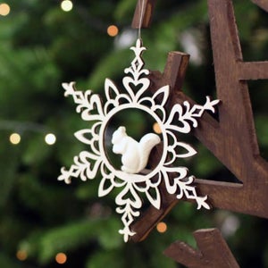 크리스마스 트리 장식 오너먼트 눈송이속 다람쥐 12cm 트리꾸미기 재료 소재