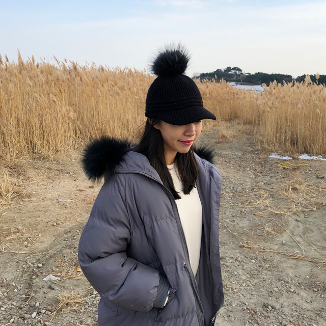 귀여운 라쿤 방울 털모자 여성 니트 겨울 털모자