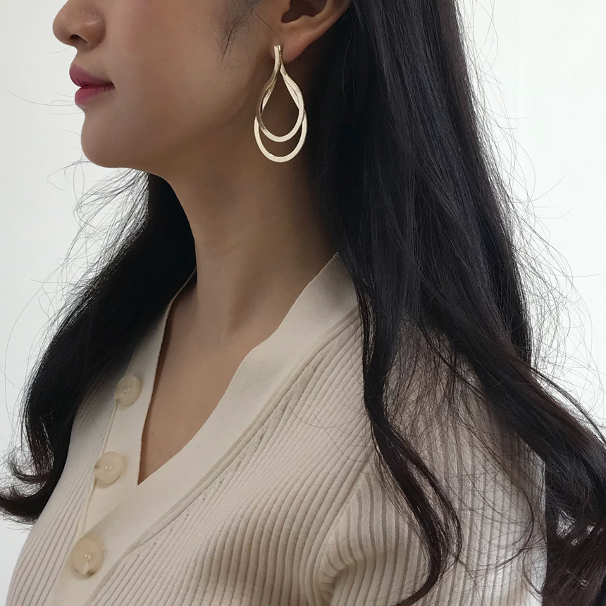 <b><p>One touch simple Ring earrs Bold Modern Chic</p></b><b><p>ワンタッチ シンプル リングピアス ボールド モダン シックな ミニマリストスタイル</p></b><br /><br /><p align='center'>