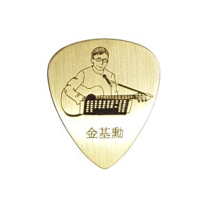 금빛 금속 피크, 도스티아 DOSTIA