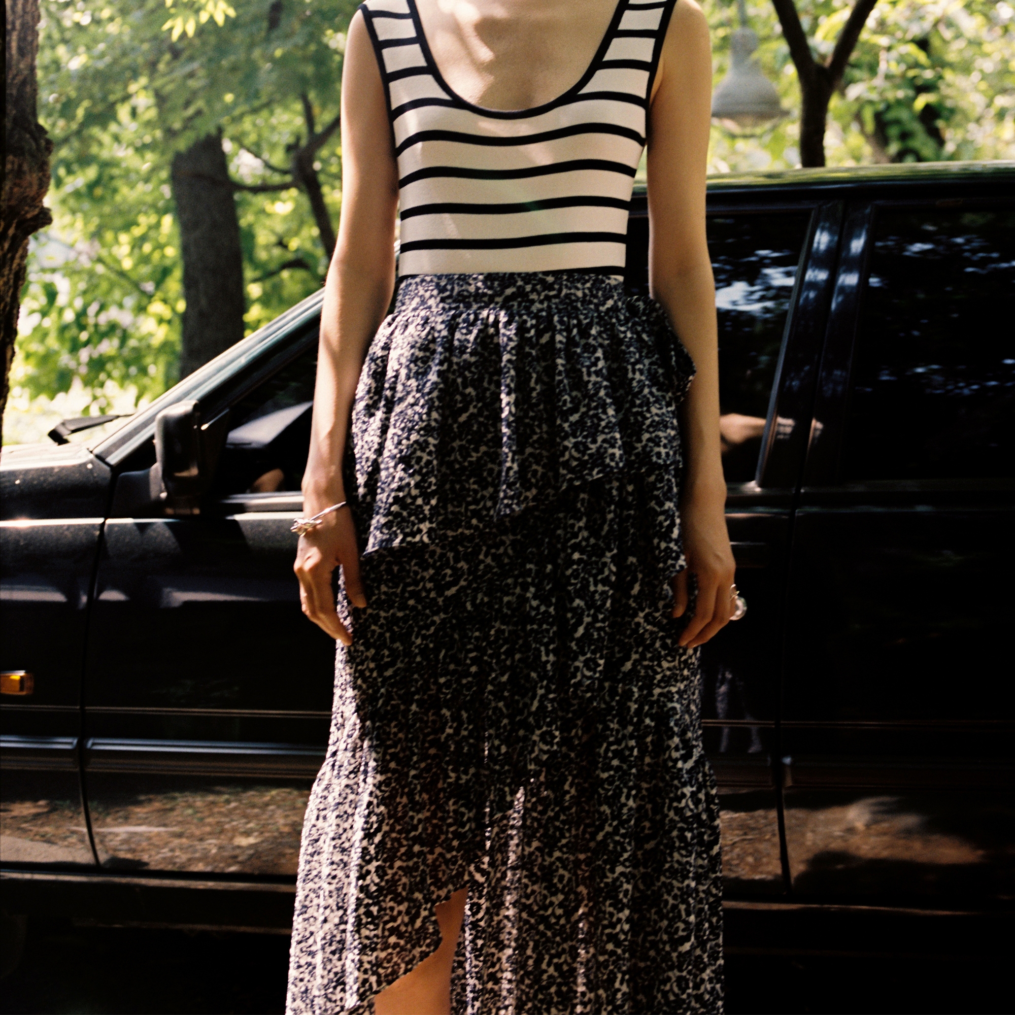 [고엔제이] Asymmetric ruffled floral-print gathered midi skirt - 네이비