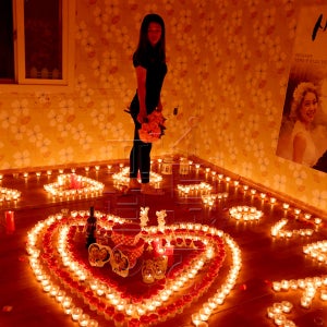 선영아사랑해 이벤트셋트 구성 # 티라이트400개 / 컵500개 # 이벤트장미100개 # 점화기2개 # 레드블룸1봉 # 레드양초1세트 # 연인스탠딩154번,특별한 결혼프로포즈 깜짝이