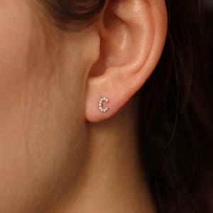 14K 골드 다이아 이니셜 스터드 귀걸이(1피스), 미니멀얼루어