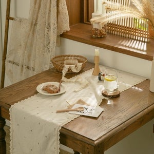 내츄럴 데이지 자수 레이스 테이블러너 4인