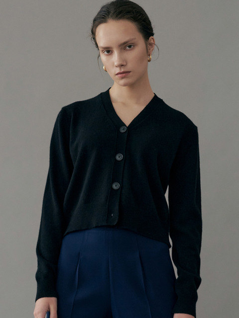 [오오드] Soft V-Neck Wool Crop Knit Cardigan / Black