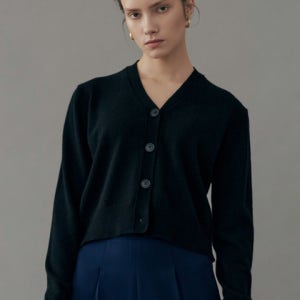 [오오드] Soft V-Neck Wool Crop Knit Cardigan / Black