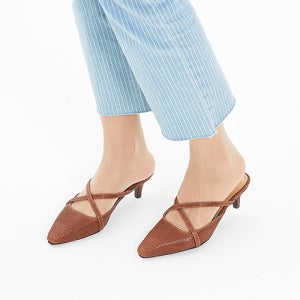 무늬피가죽으로 한층더 고급스럽게 돌아온 뮬 슬리퍼