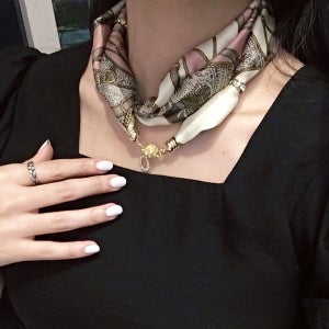 그레이스 트윌리 쁘띠 스카프 목걸이, 델라루나