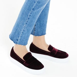 고급스러움을 완성하는 딥와인 트렌디 슬립온