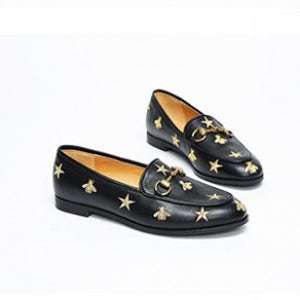 밋밋하지않는 별음각이 캐주얼한 무드의 로퍼