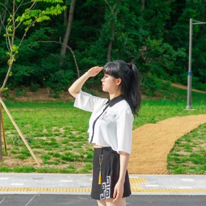 여름 화이트 반팔 세미 크롭 시스루 실크 블라우스 셔츠, 킨예(KINYE)