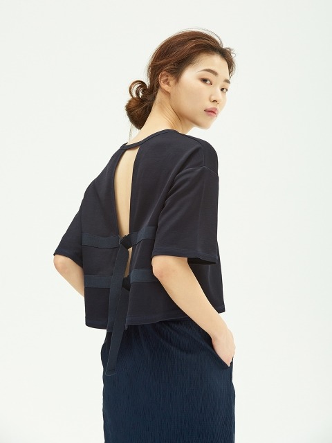 [유아네이비] Glossy Open back T-shirt - Navy