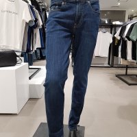 Calvin Klein Jeans 남성 다크 바디 테이퍼핏 데님 팬츠 J320677-1BJ 1899044