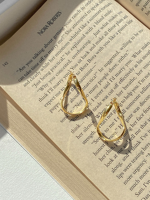 [프리모떼] THIN TWISTED EARRING