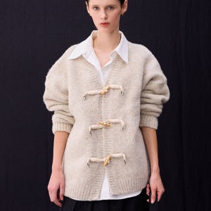 위메농 [배우 신현빈 착용] Woodbutton Knit Cardigan