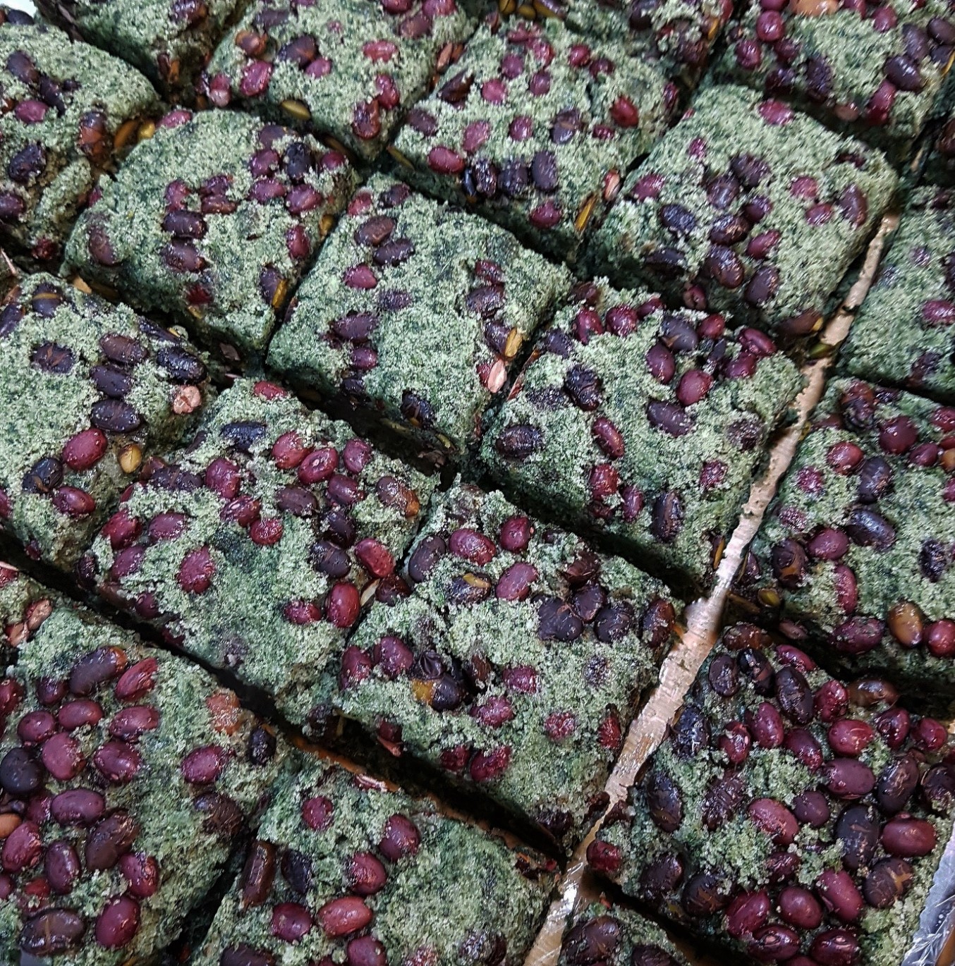 Tteokhamji Ssuk Kong Seolgi (Mugwort Bean Rice Cake)