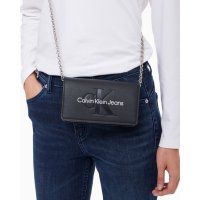 Calvin Klein Jeans 여 스컬티드 플랩 체인 폰 크로스백 DP1627 001