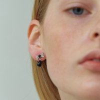 러브미몬스터 Cubic Ribbon And Onyx Earrings