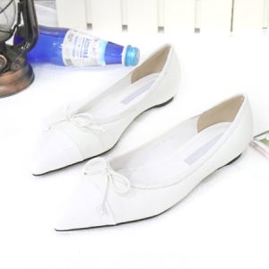 크림 요정 에나멜 배색 히든굽 리본 플랫슈즈(250사이즈 주문가능)[스틸레토플랫 뾰족 구두 속굽 화이트 쿠션 푹신한 키높이 봄 가을 발 편한 명품보세 고급 브랜드 데일리 여행]