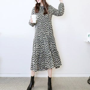 사랑스러운 그녀 블랙 도트 티어드 셔링 루즈핏 롱 원피스[면 긴팔 패턴 나염 땡땡이 캉캉 박시 박스 봄 가을 편한 데일리룩 여행룩 고급 브랜드 명품보세 러블리 날씬해보이는]