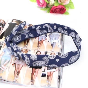 에스닉 네이비 와이어 헤어밴드[패턴 면 스카프 프린팅 프린트 나염 반다나 러블리 로맨틱 귀여운 해어 벤드 머리 띠 밴딩 악세서리 악세사리 액세서리 액세사리]