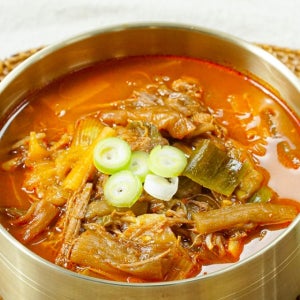 깊고 진하게 끓여낸 가마솥 육개장