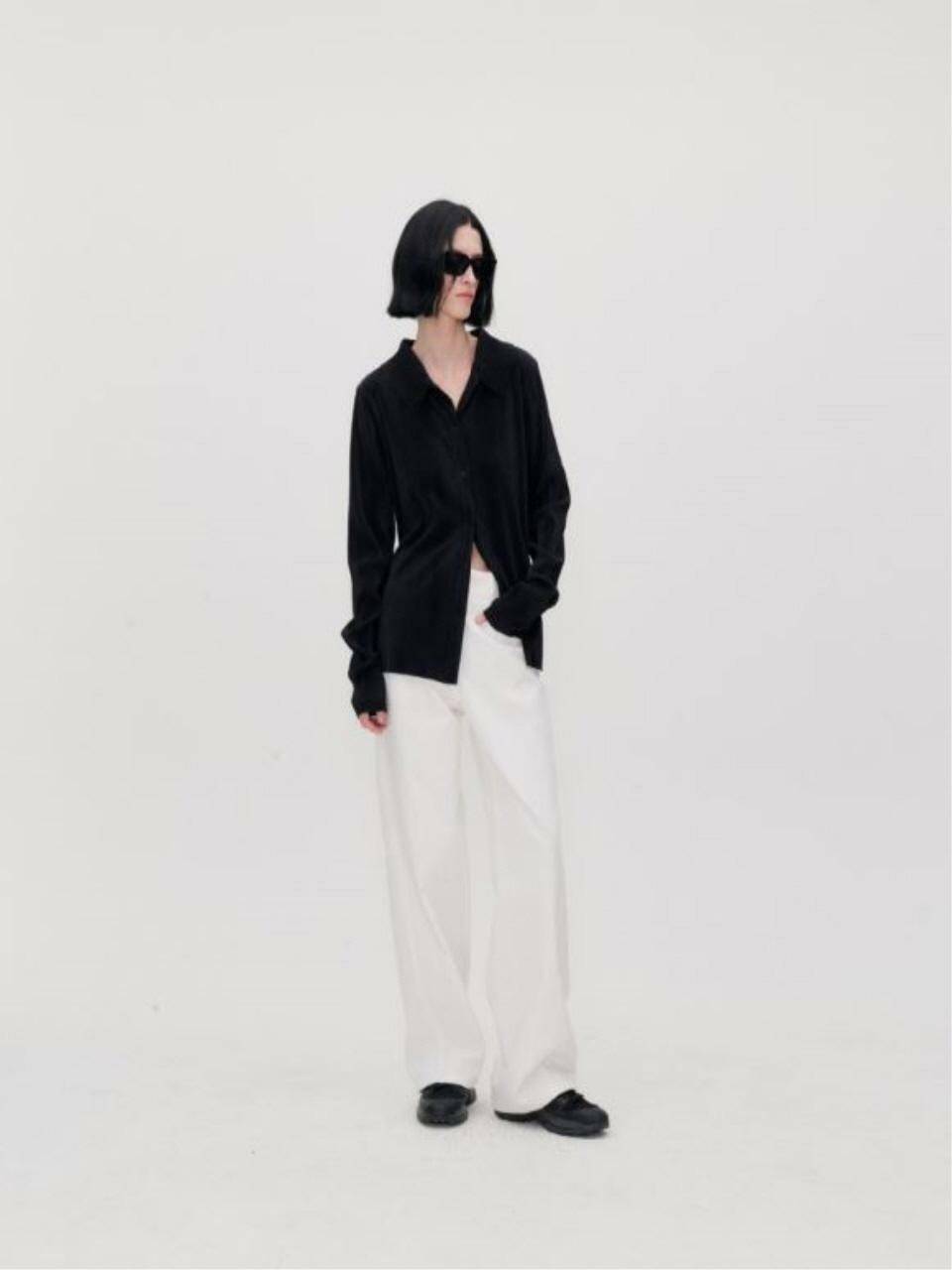 [리이] WIDE COLLAR PLEATED BLOUSE BLACK