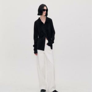 [리이] WIDE COLLAR PLEATED BLOUSE BLACK