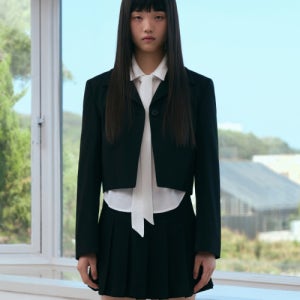 [무신사 스탠다드 우먼] 우먼즈 오픈 칼라 크롭 블레이저 [블랙] MWCJK2Z01-BK