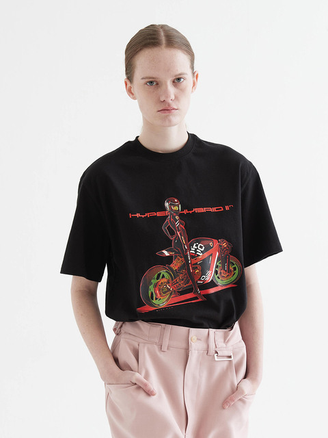 [하이투] [UNISEX] Biker Girl Printed Tshirt Black