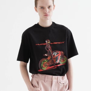 [하이투] [UNISEX] Biker Girl Printed Tshirt Black