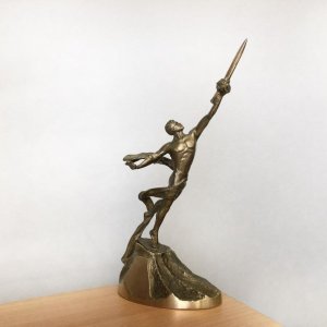 투 더 스타스 빈티지 소련 청동 입상 조각 황동 남자 동상 젊은 운동선수 소련 최초의 위성으로 향하는 로켓 기념비 소련
