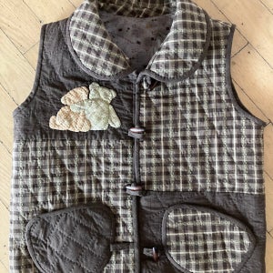 인형만들기 막 끝낸 곰돌이연브라운조끼, 김연숙퀼트