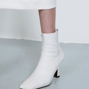 무드나잇 Rin Shaped Ankle Boots - 4color 9cm 사선 쉐입 앵클 부츠힐