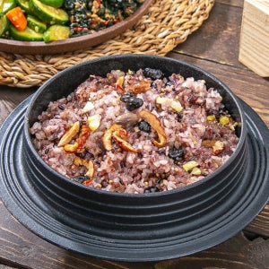 가마솥에서 푹 쪄낸 12곡 영양찰밥