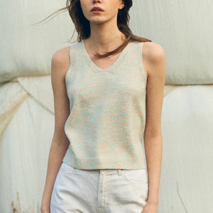 [몽돌] 부클 브이넥 슬리브리스 니트