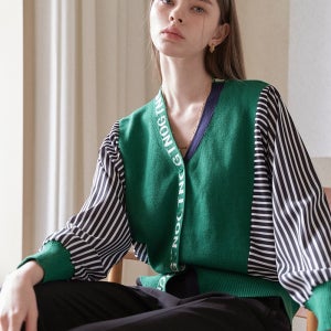 실키 스트라이프 소매 레터링 배색 가디건 MKOSCD700H
