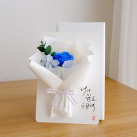 합격기원 수능 선물 초콜릿 캘리그라피 수능응원 메시지 프리저브드 꽃다발 미니이젤 파란색 장미  응원10_흔들리지않고피는꽃이어디있으랴