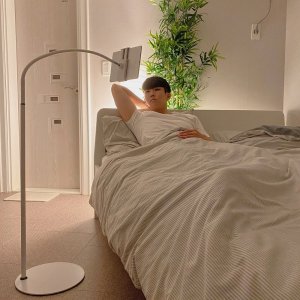 JIVA 핸드폰거치대 태블릿 스마트폰 아이패드 아이폰 갤럭시탭 휴대폰 침대 책상 자바라  화이트  1개 171717