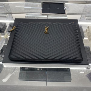 생로랑 카산드라 마틀라세 레더 태블릿 파우치 블랙 금장 559193 CWU01 1000 A S가능 퀼팅 YSL 엠보스드 스트랩 클러치백 50659847