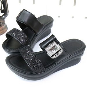 슈어홀릭 샤이닝 블랙 슬라이드 웨지 샌들(230~250사이즈까지)[여름 힐 토오픈 뮬 슬리퍼 스트랩 통굽 가벼운 쿠션 키높이 발편한 수제화 데일리 휴양지 바캉스 명품보세 고급 브랜