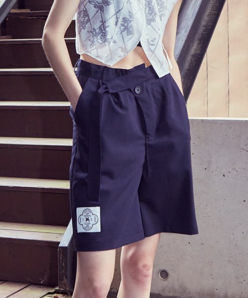 [바이탈싸인] [LINE] Unbalanced Strap Bermuda Pants 5005001594