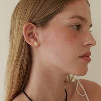 러브미몬스터 Hawlite Rose Earrings