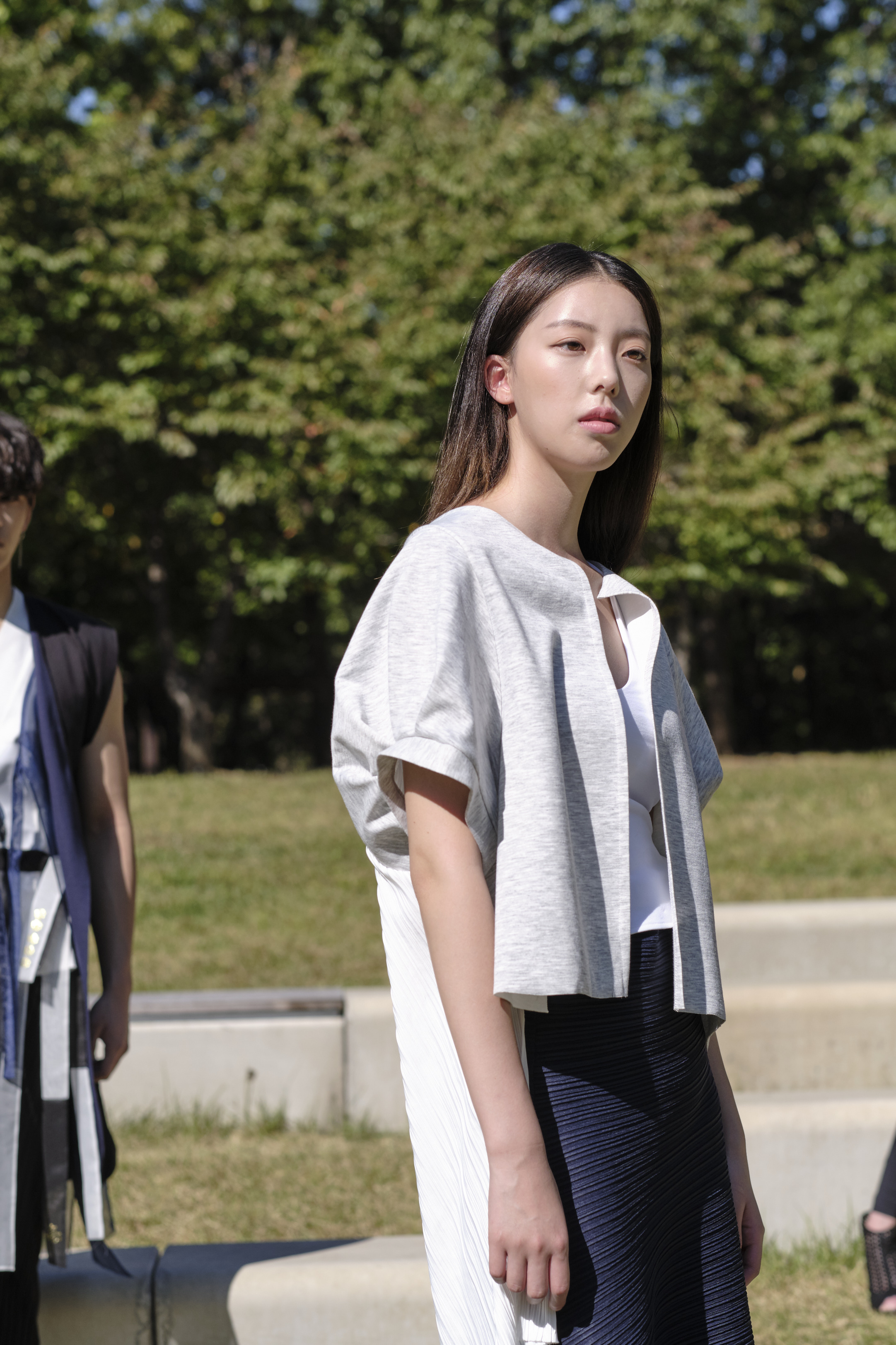 시지엔이 SS21 시지엔 이 SFW 시지엔 이 퍼프 슬리브 플리티트 백 노카라 자켓 C-Zann E Puff Sleeve Pleated Back No Collar JKT
