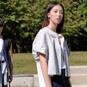 시지엔이 SS21 시지엔 이 SFW 시지엔 이 퍼프 슬리브 플리티트 백 노카라 자켓 C-Zann E Puff Sleeve Pleated Back No Collar JKT