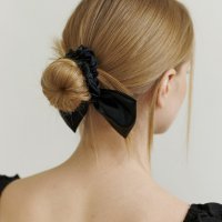 카인더베이비 glossy metal ribbon scrunch -